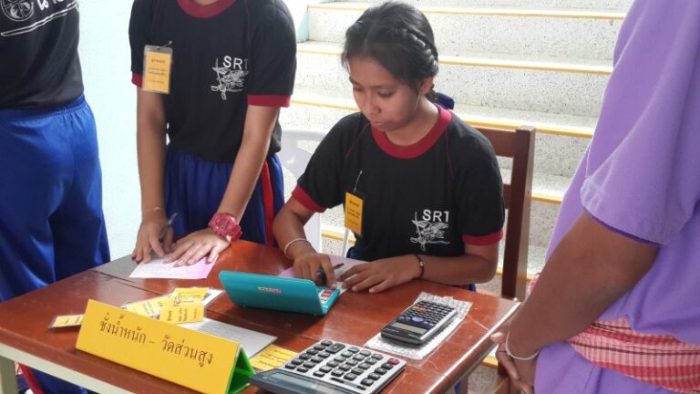 2558 Medical career camp (3)